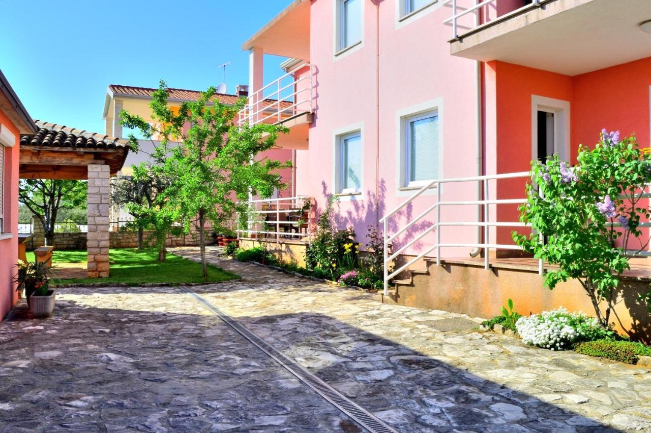 Apartment Domus Lauri Umag Buitenkant foto