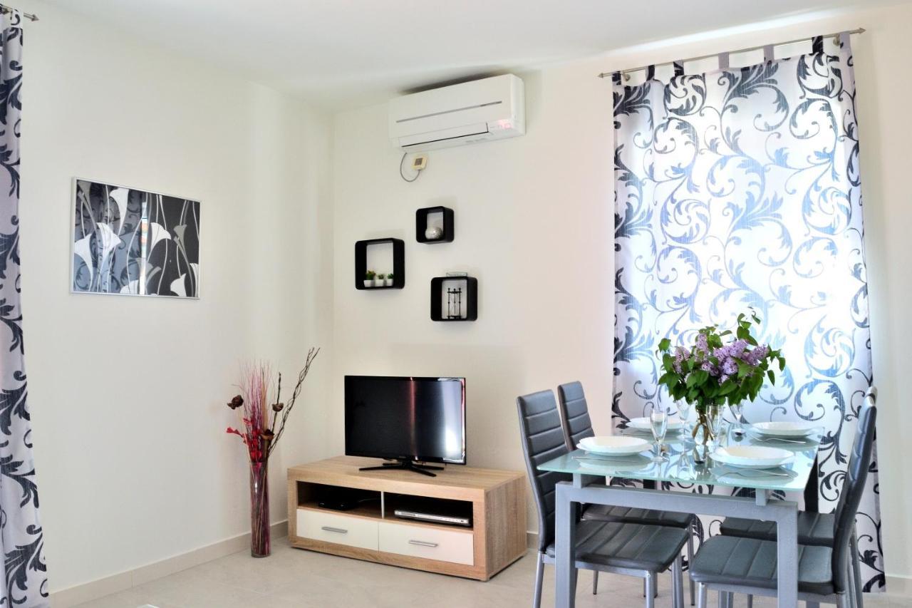 Apartment Domus Lauri Umag Buitenkant foto